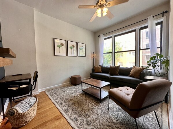 Smart TV, books - Flexhome Ukrainian Village 2BR D1 (Chicago)