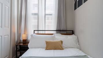 2 habitaciones, escritorio, tabla de planchar con plancha y wifi gratis
