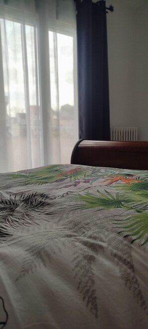 1 dormitori, escriptori i planxa i posts de planxar 