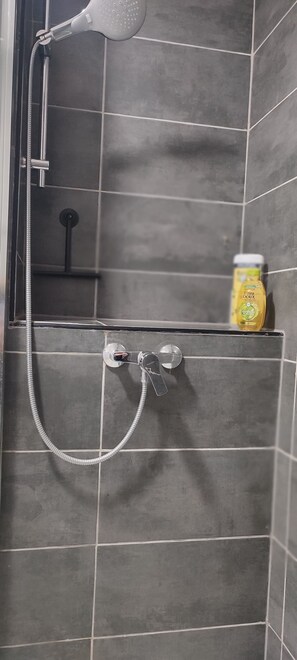 Amenidades de baño gratuitas, secadora de cabello, toallas, jabón 