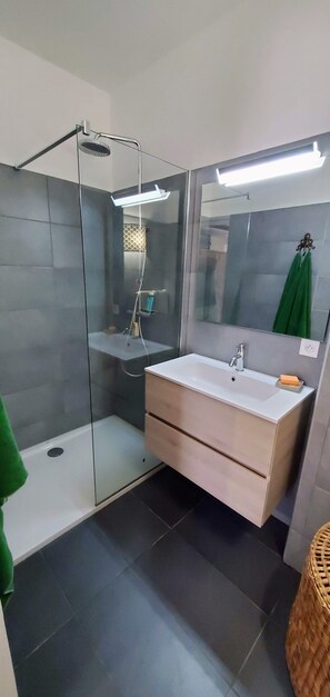 Dusche, Haartrockner, Handtücher