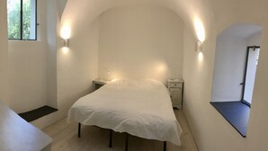 Una camera da letto con un letto, comodini e una finestra.