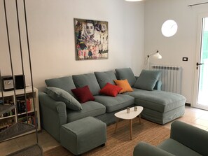 Televisión, reproductor de DVD, libros y biblioteca musical 