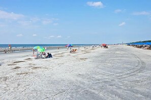 Ubicación cercana a la playa y tumbonas