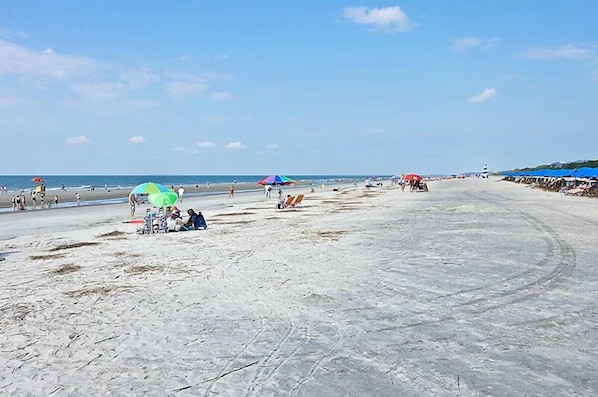 Una playa cerca, sillas reclinables de playa