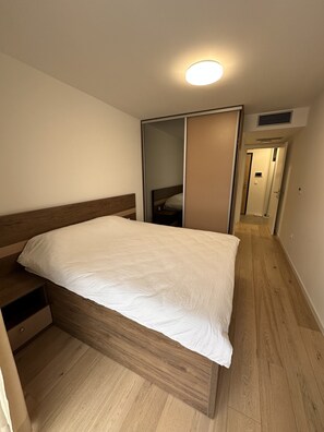 2 dormitorios, tabla de planchar con plancha, wifi y ropa de cama