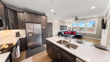 Réfrigérateur, micro-ondes, four, plaque de cuisson