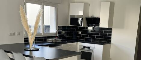 Frigorífico, microondas, horno y lavavajillas