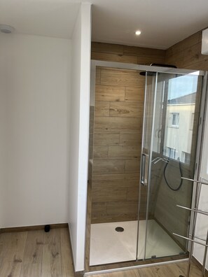 Douche, sĂšche-cheveux, serviettes fournies, savon