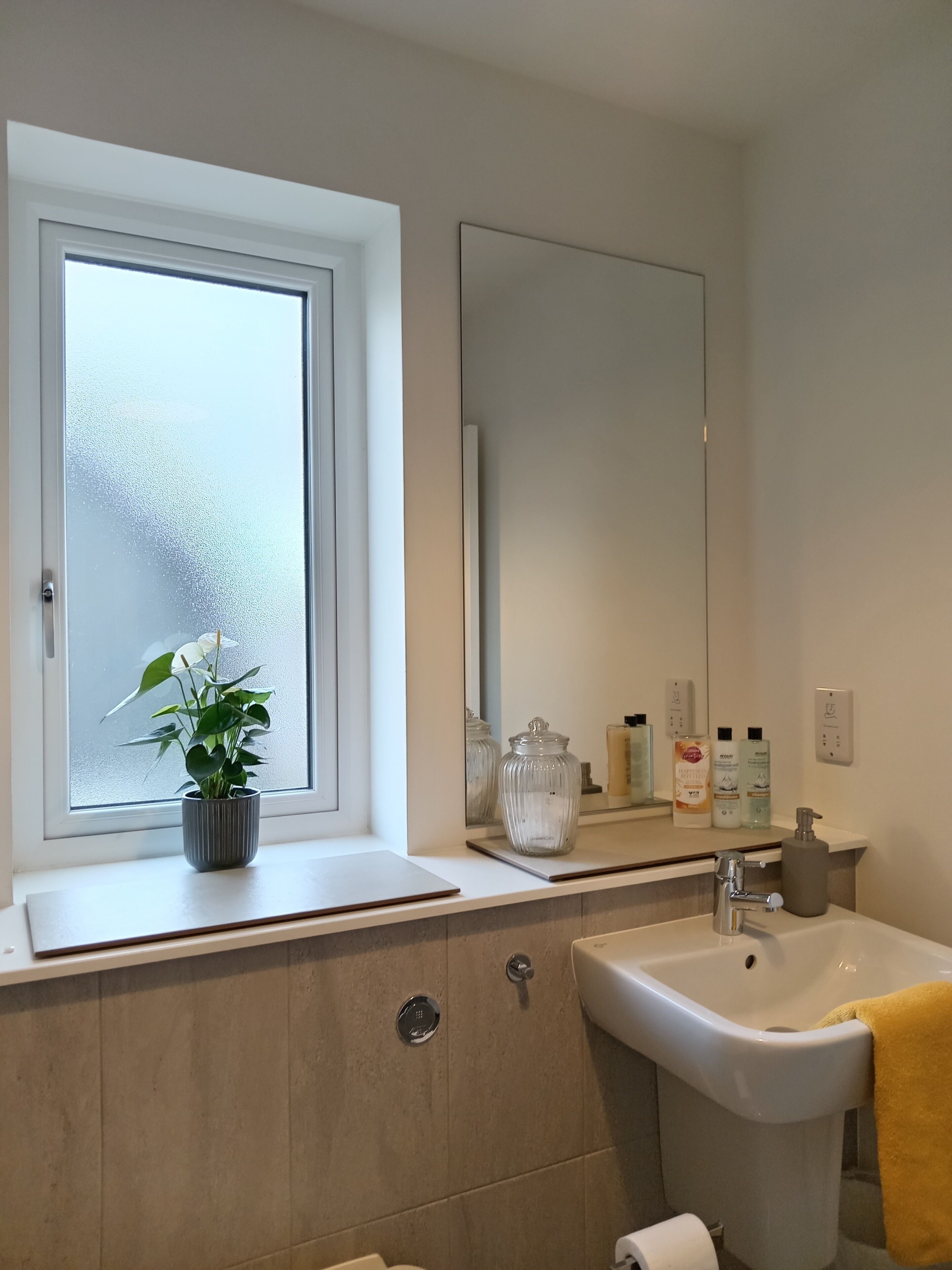 Douche, sèche-cheveux, serviettes fournies, savon