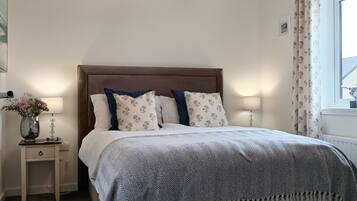 4 chambres, bureau, fer et planche à repasser, lit parapluie