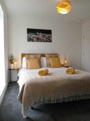 4 bedrooms, desk, iron/ironing board, travel crib - Modern Highland Retreat | Sleeps 7 + Infants | Quiet Family Area Near Inverness (Inverness)