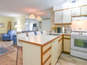 Fridge, microwave, stovetop, dishwasher - Ocean Block Efficiency Full Kitchen sleeps 4 WiFi (Ocean City)