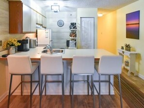 Réfrigérateur, micro-ondes, plaque de cuisson, lave-vaisselle