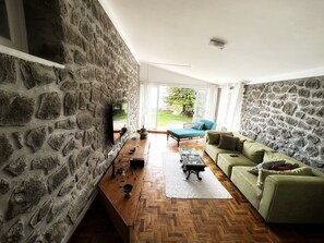 Living area - Sky House: Cliff Villa in Kodaikanal. Pet Friendly! (Kodaikanal)