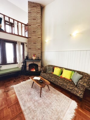Living area - Sky House: Cliff Villa in Kodaikanal. Pet Friendly! (Kodaikanal)