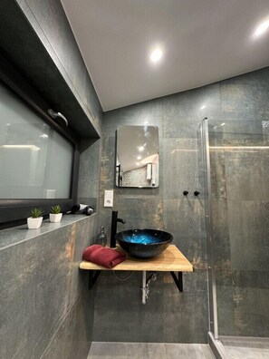 Sèche-cheveux, serviettes fournies