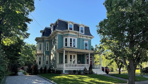 The Inn at Newton Highlands Loft 
1-bed, 1-bath luxury apartment