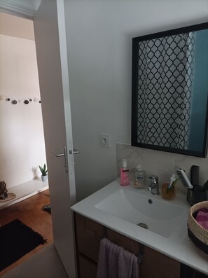Hair dryer, towels, soap, toilet paper - Location Féminine Chambre (Besançon)
