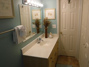 Hårføner, håndklær, såpe og sjampo