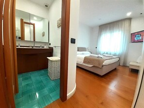 2 عدّة غرف نوم ومكواة/لوح كي وواي فاي وملاءات أسرّة