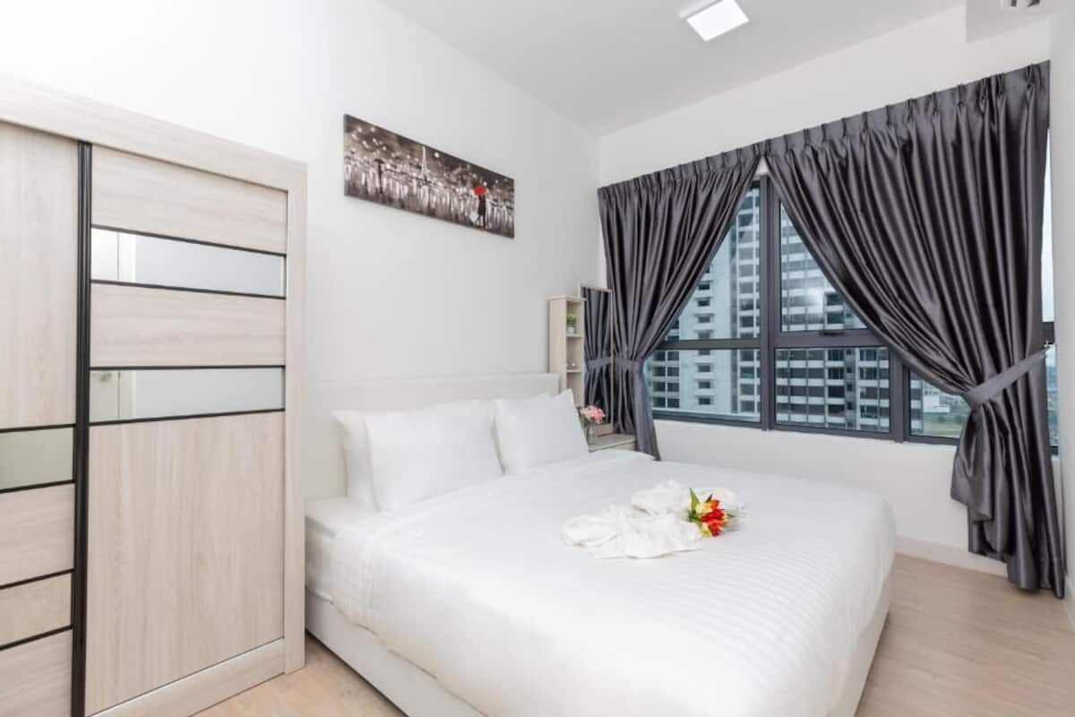 Standard Studio | Blackout drapes, iron/ironing board, WiFi (free)