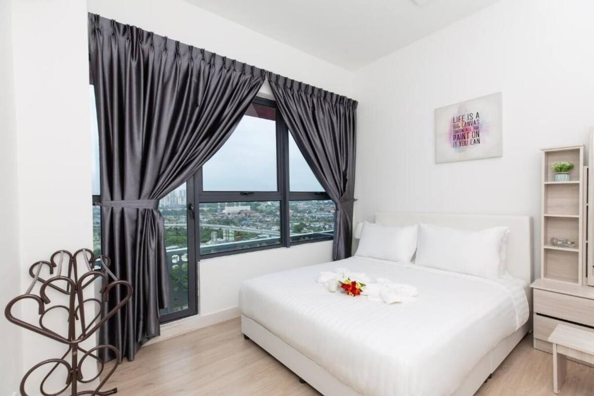 Deluxe Apartment | Blackout curtains, iron/ironing board, free WiFi