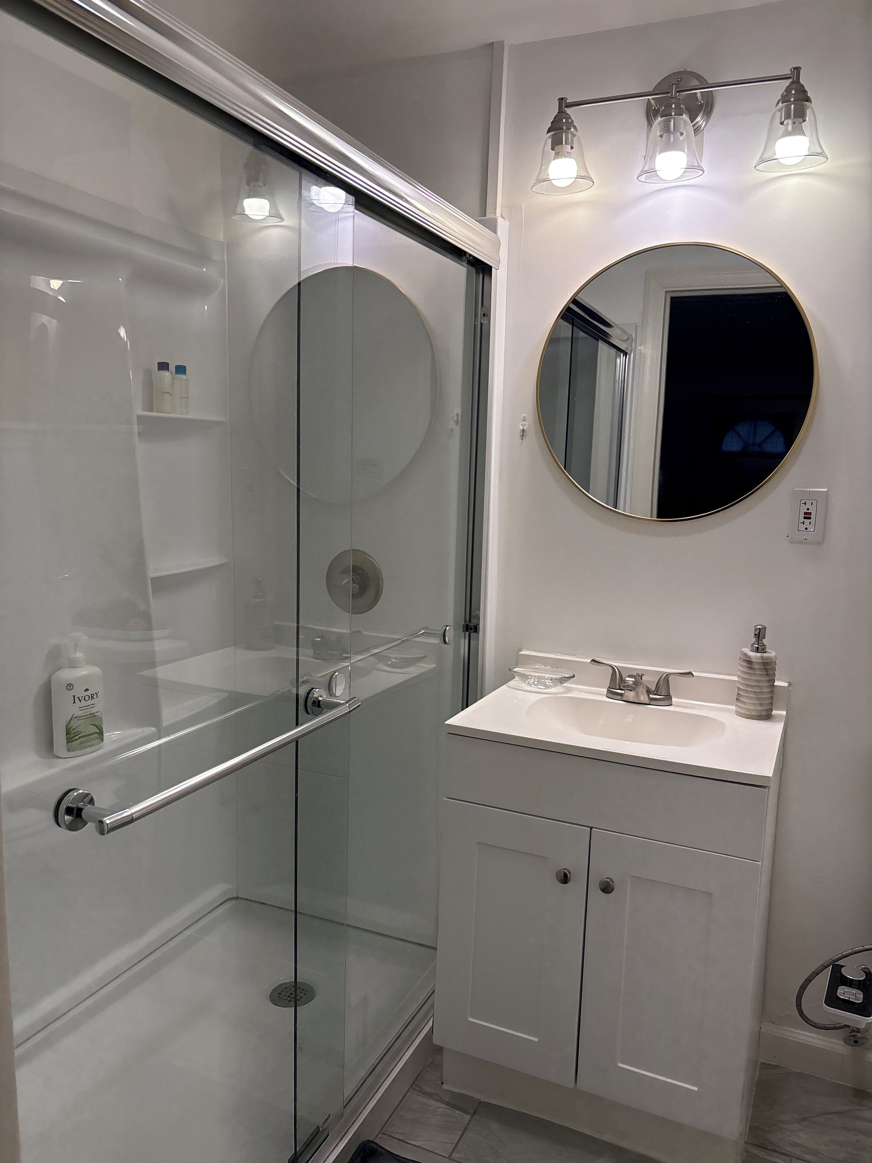 Douche, sèche-cheveux, serviettes fournies, savon