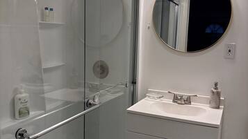 Douche, sĂšche-cheveux, serviettes fournies, savon