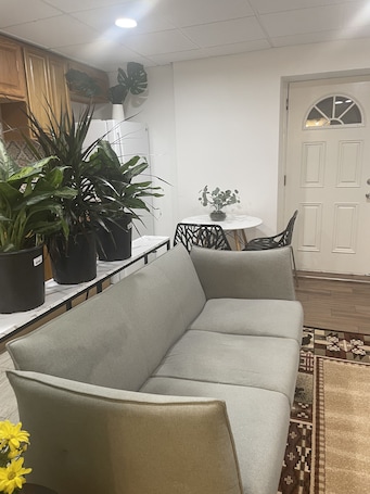 Smart TV. Lovely Cozy 2 Bedroom Apartment