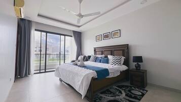 3 bedrooms, iron/ironing board, WiFi, bed sheets