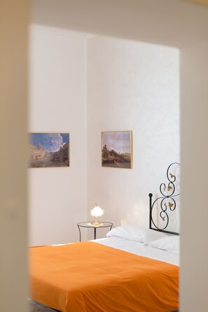 3 chambres, bureau, fer et planche à repasser, lit parapluie