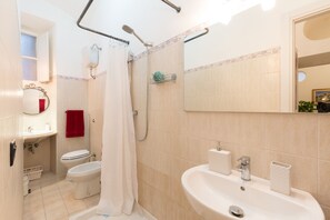 Douche, sĂšche-cheveux, bidet, serviettes fournies