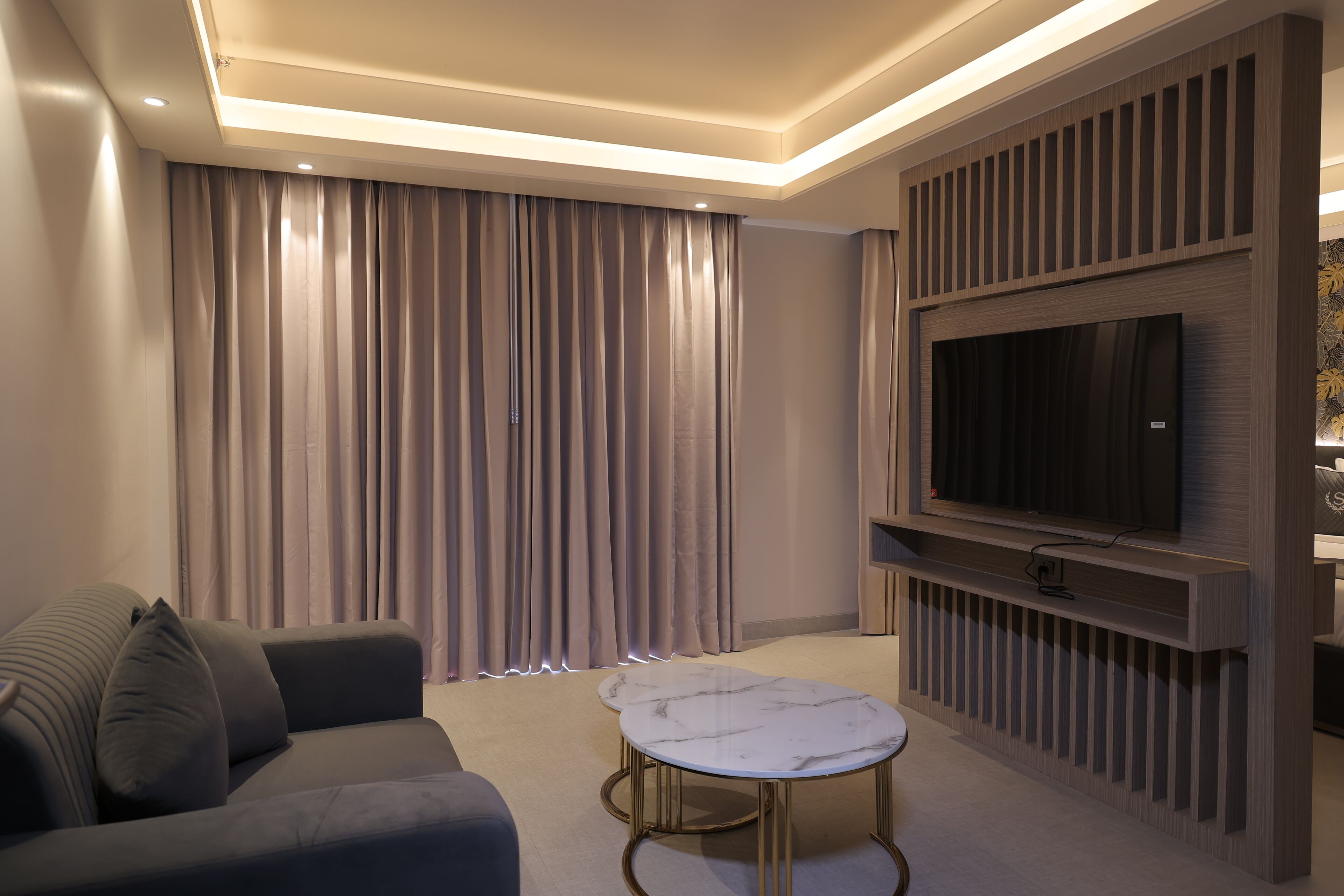 Caja de seguridad en la habitación y tabla de planchar con plancha 