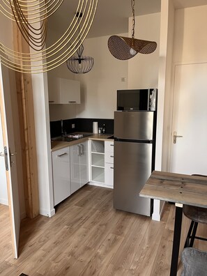 Een koelkast, een microgolfoven, een vaatwasser