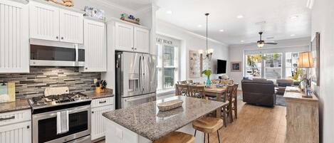 冷蔵庫、電子レンジ、オーブン、コンロ