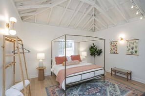 1 bedroom, iron/ironing board, free WiFi, bed sheets - New Construction - Sleeps 4 - Close to Broadway! (Nashville)