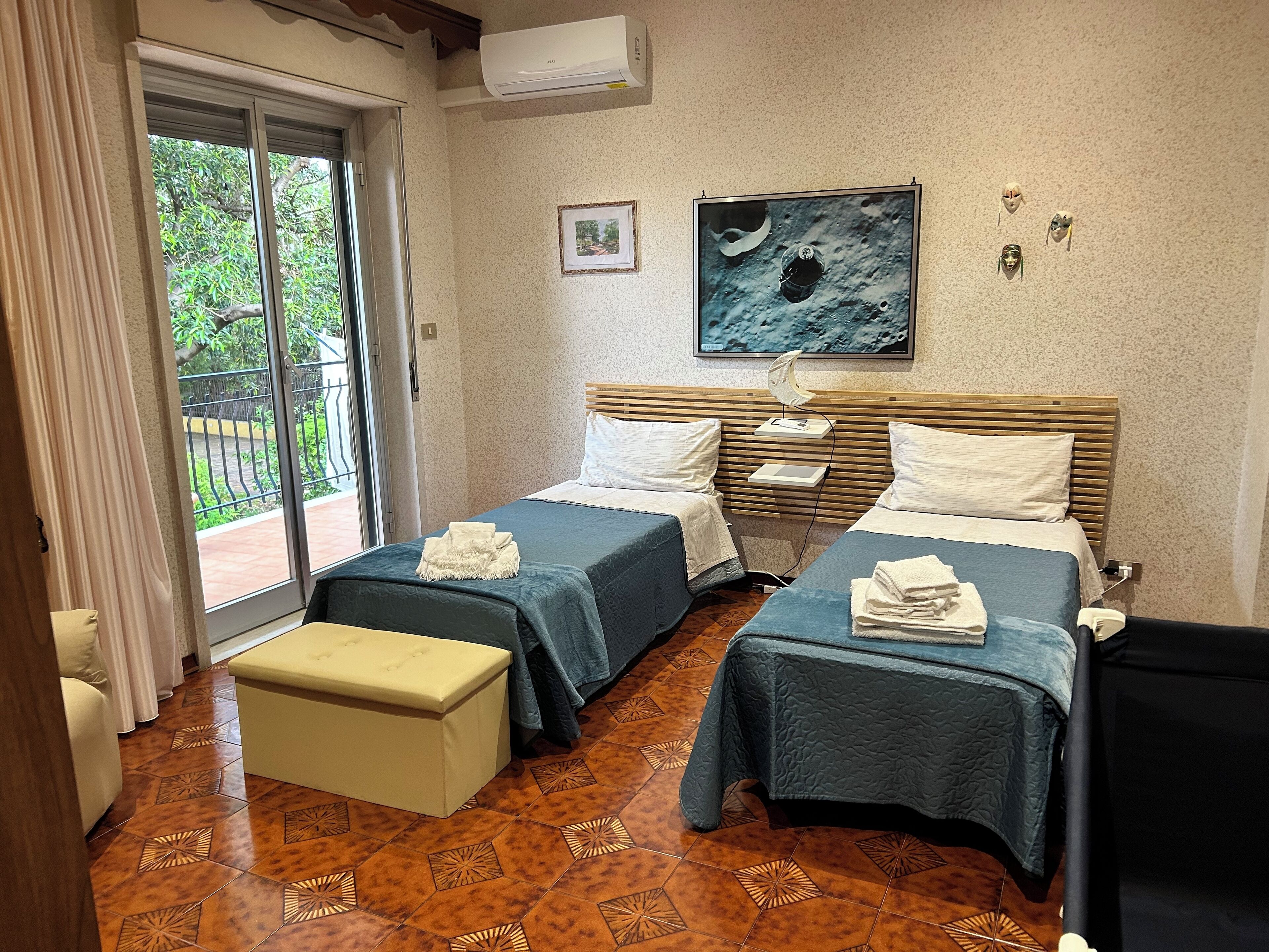 3 camere, una scrivania, ferro/asse da stiro, culla da viaggio