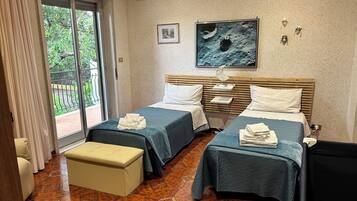 3 camere, una scrivania, ferro/asse da stiro, culla da viaggio