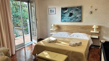 3 bedrooms, desk, iron/ironing board, travel crib