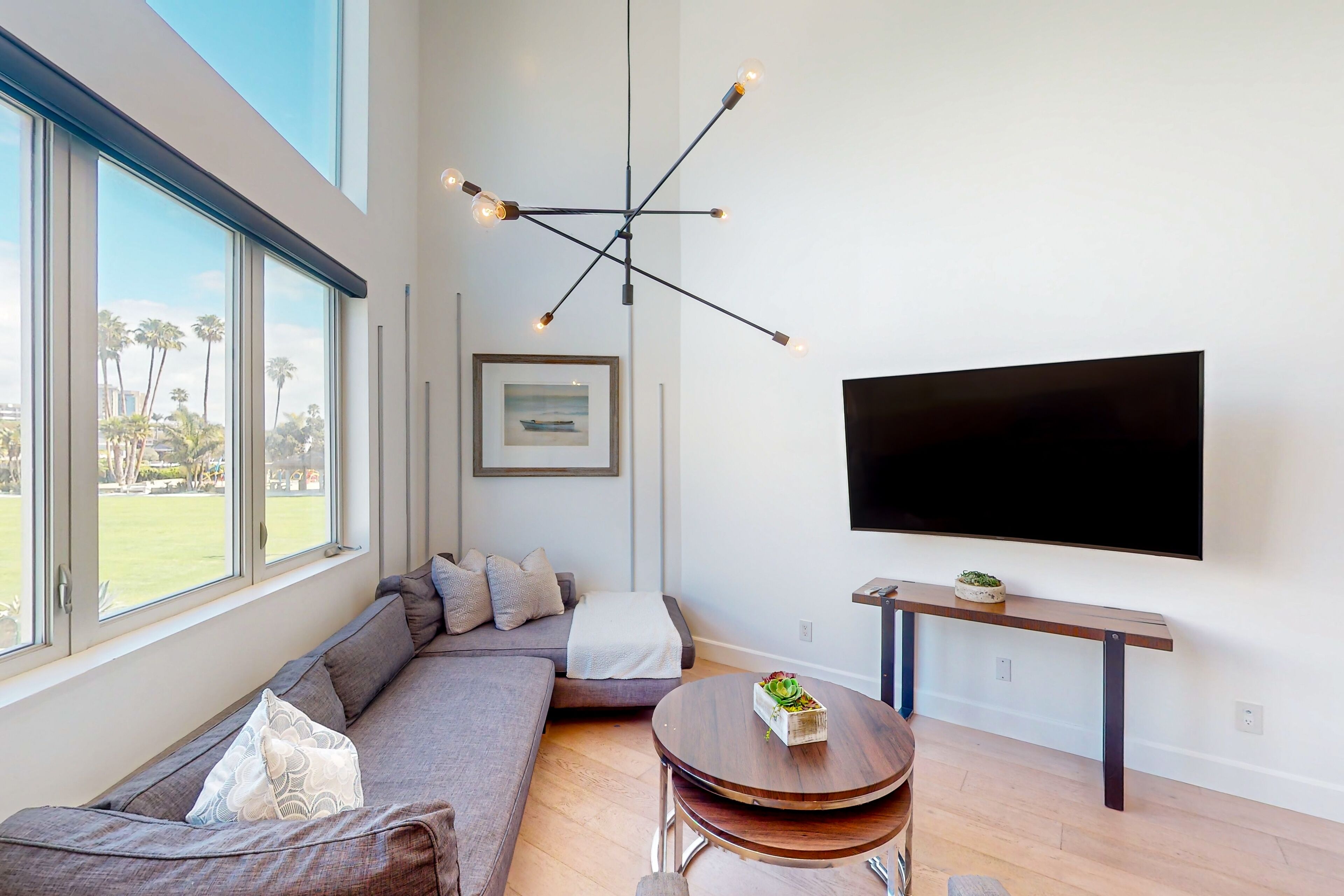 Gorgeous condo steps from the beach with rooftop deck & bikes - dog-friendly