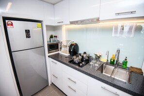 Refrigerador, microondas, parrilla de estufa y comedor