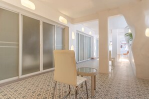 Dobbeltrom – deluxe, bassengutsikt | Oppholdsområde