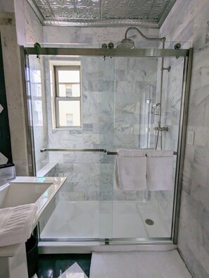 Haartrockner, Handtücher, Seife, Toilettenpapier