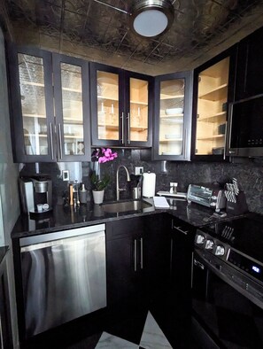 Kühlschrank, Mikrowelle, Ofen, Herdplatte