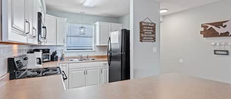 Een koelkast, een magnetron, een oven, een kookplaat