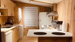 Wasserkocher mit Kaffee-/Teezubehör, Kühlschrank, Mikrowelle, Ofen