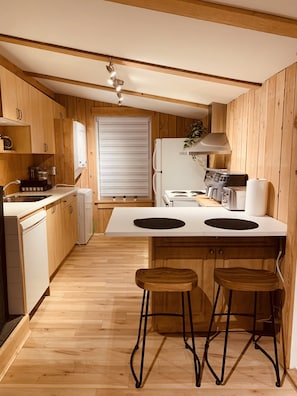 Fridge, microwave, oven, stovetop - Mélimel (Lac-Supérieur)