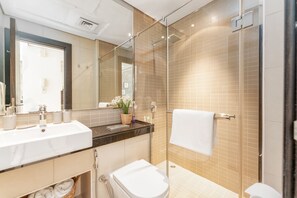 Suite Studio Luxe | Salle de bain | Douche, articles de toilette gratuits, sèche-cheveux, peignoirs