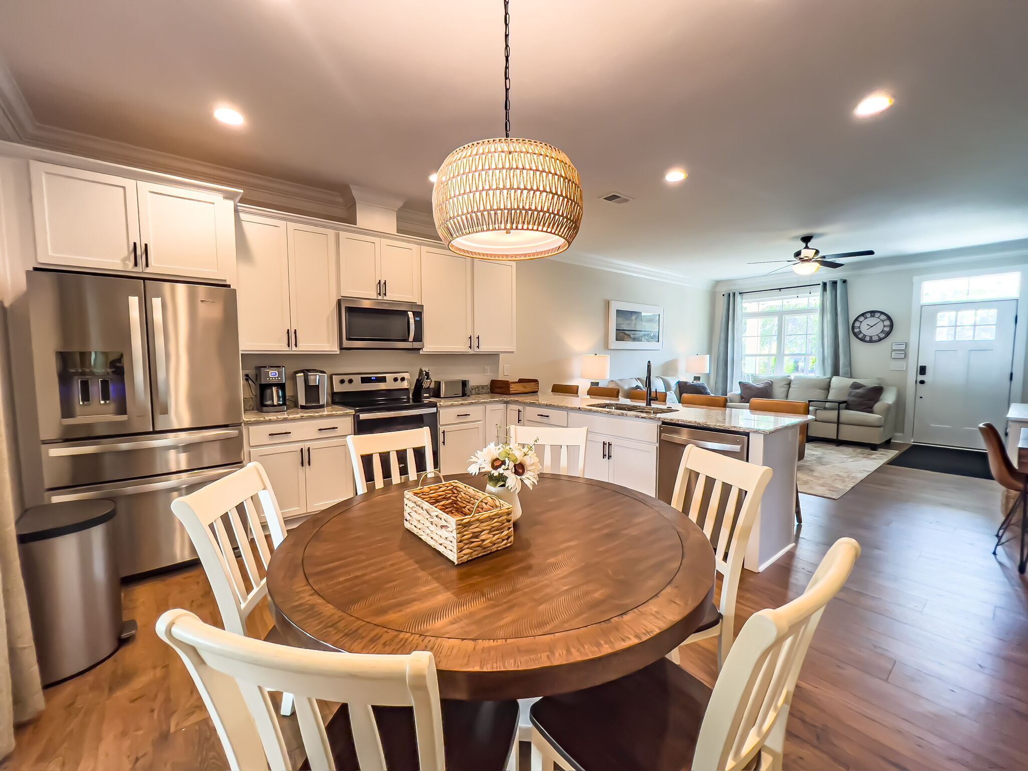 Kylskåp, mikrovågsugn, ugn och spishäll